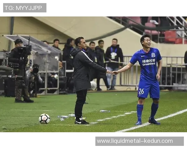 杭州足球队在冠军赛中的灵活性表现引发热议展现出强大竞争力与战术智慧